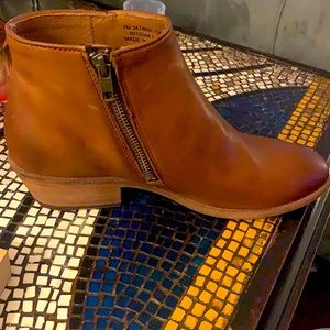 Frye Carson Piping Bootie size 7 ladies All leathr